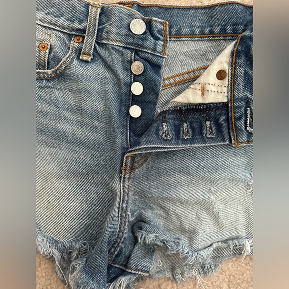 Levi’s Denim Shorts - Picture 3 of 4